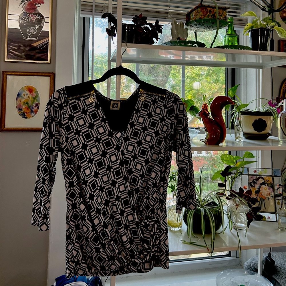 Anne Klein funky business smart 3/4 sleeve top with gold hardware and ruching